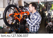Man fixate the seat to a sports bike. Стоковое фото, фотограф Яков Филимонов / Фотобанк Лори