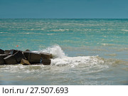 Россия,  Краснодарский, Дивноморское; Побережье  Чёрного моря, лето, шторм, скалы, буйки. Стоковое фото, фотограф Александр Циликин / Фотобанк Лори