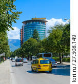 Такси на улице (на заднем плане - здание Raiffeisen Bank), Тирана, Албания (2017 год). Редакционное фото, фотограф Ольга Коцюба / Фотобанк Лори