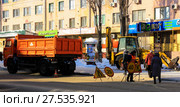 Вывоз снега с улиц города Липецка (2018 год). Редакционное фото, фотограф Евгений Будюкин / Фотобанк Лори