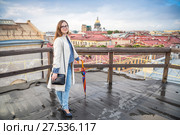 Smart businesswoman on the roof of the building (2017 год). Стоковое фото, фотограф Сергей Дубров / Фотобанк Лори