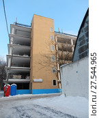 Многоярусный паркинг. Открытое шоссе, 30а. Район Метрогородок. Город Москва (2018 год). Стоковое фото, фотограф lana1501 / Фотобанк Лори