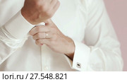 Young man wearing cufflinks closeup. Стоковое видео, видеограф Roman Larchikov / Фотобанк Лори