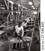 06.06.1942. США. Сборка автоматического оружия на заводе General Motors, Детройт. Мичиган. Редакционное фото, фотограф Retro / Фотобанк Лори