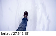 Man walking in the snow. Стоковое видео, видеограф Игорь Кузнецов / Фотобанк Лори