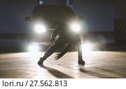 Teenager freerunner doing side flips in the garage, parkour acrobatic elements. Стоковое фото, фотограф Константин Шишкин / Фотобанк Лори