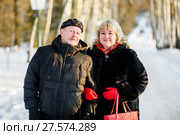 Счастливая пара. Симпатичные мужчина и женщина зимой на улице стоят в обнимку. Стоковое фото, фотограф Игорь Низов / Фотобанк Лори