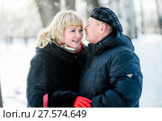 Счастливая семья. Мужчина и женщина среднего возраста стоят в обнимку на прогулке в зимним лесу. Стоковое фото, фотограф Игорь Низов / Фотобанк Лори