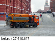 Москва. Грузовая машина распыляет антигололедные реагенты на Манежной площади (2018 год). Редакционное фото, фотограф Елена Коромыслова / Фотобанк Лори