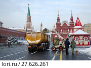 Уборка снега в Москве на Красной площади после снегопада, Россия (2018 год). Редакционное фото, фотограф Елена Коромыслова / Фотобанк Лори