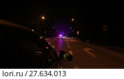 High speed police pursuit on freeway at night. Стоковое видео, видеограф Roman Larchikov / Фотобанк Лори