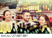 Adult people choosing liquors. Стоковое фото, фотограф Яков Филимонов / Фотобанк Лори