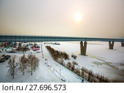 Вид на самый длинный в мире крытый метромост и Михайловскую набережную с Октябрьского  моста. Река Обь, Новосибирск, Сибирь, Россия (2018 год). Редакционное фото, фотограф Евгений Мухортов / Фотобанк Лори
