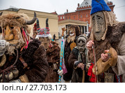 Ряженые во время празднования Широкой Масленицы на площади Революции в центре города Москвы, Россия (2017 год). Редакционное фото, фотограф Николай Винокуров / Фотобанк Лори