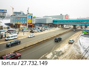 Вид с Октябрьского моста на вход в метро "Речной вокзал", крытый метромост, ресторан Макдональдс. Улица Большевистская, Новосибирск, Сибирь, Россия (2018 год). Редакционное фото, фотограф Евгений Мухортов / Фотобанк Лори