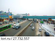Вид с Октябрьского моста на вход в метро "Речной вокзал", крытый метромост, ресторан Макдональдс. Улица Большевистская, Новосибирск, Сибирь, Россия (2018 год). Редакционное фото, фотограф Евгений Мухортов / Фотобанк Лори