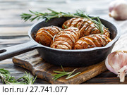 Potatoes baked with garlic and rosemary. Стоковое фото, фотограф Марина Сапрунова / Фотобанк Лори