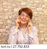Улыбающаяся приятная женщина смотрит через двое очков. Стоковое фото, фотограф EgleKa / Фотобанк Лори