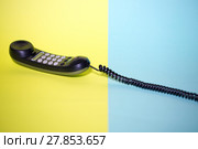 Телефонная трубка и стационарный телефонный аппарат с тональным набором. Стоковое фото, фотограф V.Ivantsov / Фотобанк Лори