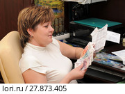Женщина с коммунальными платежами (2010 год). Редакционное фото, фотограф Юрий Морозов / Фотобанк Лори