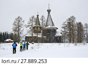 Архангельская область, Каргопольский район, деревня Погост. Туристы на лыжах идут к Церкви Богоявления Господня, 1787 год постройки (2018 год). Редакционное фото, фотограф Овчинникова Ирина / Фотобанк Лори