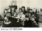 Школьники в гостях у своей школьной учительницы пьют чай. 1966. Редакционное фото, фотограф Retro / Фотобанк Лори