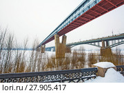 Новосибирский крытый метромост через реку Обь зимой. Новосибирск, Сибирь, Россия (2018 год). Редакционное фото, фотограф Евгений Мухортов / Фотобанк Лори