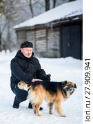Мужчина с собакой на прогулке зимним днём. Стоковое фото, фотограф Игорь Низов / Фотобанк Лори