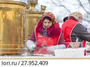 Приготовление блинов на Масленицу в Коломенском парке в Москве (2018 год). Редакционное фото, фотограф Светлана Голинкевич / Фотобанк Лори