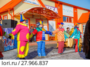 Ряженые скоморохи на масленице (2018 год). Редакционное фото, фотограф Иван Карпов / Фотобанк Лори