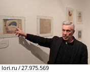 Коллекционер и куратор Борис Фридман проводит экскурсию по залам работ Пабло Пикассо (2018 год). Редакционное фото, фотограф Дмитрий Неумоин / Фотобанк Лори