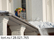 Рабочий коммунальной службы очищает крышу от скопившегося снега. Церковь Вознесения Господня в Коломенском парке. Москва (2011 год). Редакционное фото, фотограф lana1501 / Фотобанк Лори