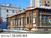 Архангельск. Памятник градостроительства и архитектуры - особняк Ренни-Шарвина, 1825 год. Молодежный театр Виктора Панова в ясную погоду (2018 год). Редакционное фото, фотограф Овчинникова Ирина / Фотобанк Лори