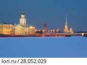 Кунсткамера, Ростральная колонна и Петропавловский собор в февральских сумерках. Санкт-Петербург, Россия (2018 год). Редакционное фото, фотограф Виктор Карасев / Фотобанк Лори