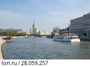 Москворецкая и Раушская набережные. Высотное здание на Котельнической набережной, Москва, Россия. Прогулочный теплоход плывет по Моске-реке (2017 год). Редакционное фото, фотограф Елена Коромыслова / Фотобанк Лори