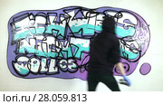 Young girl tagging wall with graffiti, enjoyment. Стоковое видео, видеограф Алексей Кузнецов / Фотобанк Лори