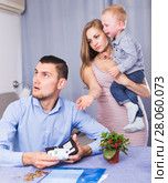 woman with crying son extorting money. Стоковое фото, фотограф Яков Филимонов / Фотобанк Лори