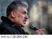 Павел Грудинин - кандидат в президенты РФ от КПРФ и Народно-патриотических сил России выступает на сцене во время митинга КПРФ на площади Революции в центре города Москвы, Россия 23 февраля 2018. Редакционное фото, фотограф Николай Винокуров / Фотобанк Лори