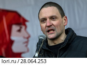 Координатор "Левого фронта" Сергей Удальцов выступает со сцены во время митинга КПРФ на площади Революции в центре города Москвы, Россия,  23 февраля 2018. Редакционное фото, фотограф Николай Винокуров / Фотобанк Лори