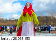 Масленичная кукла для сожжения в ярком разноцветном наряде (2017 год). Редакционное фото, фотограф Ольга Коцюба / Фотобанк Лори