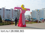Чучело Масленицы на фоне неба и городских зданий, Гомель, Беларусь (2016 год). Редакционное фото, фотограф Ольга Коцюба / Фотобанк Лори
