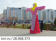 Чучело Масленицы на фоне городских зданий, Гомель, Беларусь (2016 год). Редакционное фото, фотограф Ольга Коцюба / Фотобанк Лори