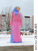 Чучело Масленицы на фоне городских зданий, Гомель, Беларусь (2018 год). Редакционное фото, фотограф Ольга Коцюба / Фотобанк Лори