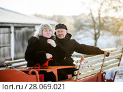 Счастливая пара. Красивые мужчина и женщина среднего возраста сидят на телеге (2018 год). Редакционное фото, фотограф Игорь Низов / Фотобанк Лори