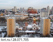 Вид на дома 15 по улице Берзарина, строящийся храм святого великомученика Дмитрия Солунского и 5-й микрорайон Щукино в Москве в пасмурный зимний день (2018 год). Редакционное фото, фотограф Александр Замараев / Фотобанк Лори