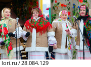 Выступление творческого коллектива во время масленичного гулянья на открытом воздухе, Гомель, Беларусь (2018 год). Редакционное фото, фотограф Ольга Коцюба / Фотобанк Лори
