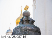 Царь-колокол на фоне куполов Архангельского собора в Московском Кремле (2015 год). Стоковое фото, фотограф Алёшина Оксана / Фотобанк Лори