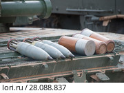 Три 125-мм выстрела ЗВОФ36 с осколочно-фугасным снарядом ЗОФ26 лежат на броне российского танка Т-72Б. Стоковое фото, фотограф Малышев Андрей / Фотобанк Лори