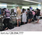 Applying for landing visa in the Ho Chi Minh City Airport, Vietnam (2017 год). Редакционное фото, фотограф Александр Подшивалов / Фотобанк Лори