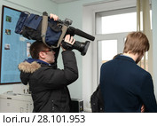 Телеоператор держит видеокамеру на голове (2016 год). Редакционное фото, фотограф Free Wind / Фотобанк Лори